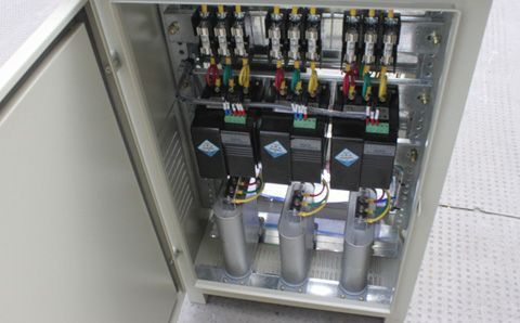 如何快速識別電容器組中有故障的低壓電容器？