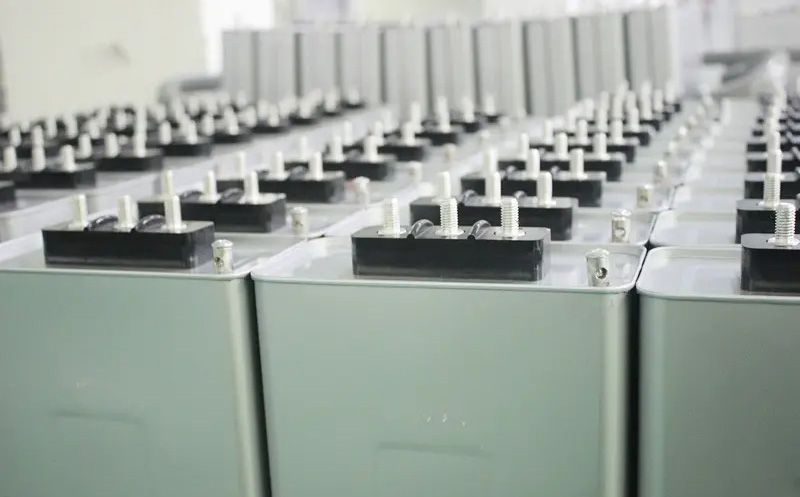 電力電容器組接線應遵循哪些原則？
